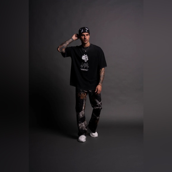 IN THE SHADOWS "PREMIUM" OVERSIZED TEE IN BLACK- Soldout!! - Picture 4 of 10